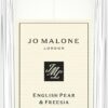 Jo Malone English Pear & Freesia Cologne er en elegant, let og sofistikeret unisex-duft, inspireret af sensommerens saftige pærer og blomstrende fresiaer. Denne duft balancerer frugtige, florale og træagtige noter, hvilket skaber en delikat og tidløs signaturduft.