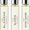 Byredo La Sélection Nomade er en luksuriøs samling af tre af husets mest populære unisex-dufte: Bal d'Afrique, Blanche og Gypsy Water. Perfekt til rejsen eller som en introduktion til Byredos unikke duftunivers, giver denne eksklusive trio mulighed for at opleve tre forskellige duftprofiler, der balancerer friskhed, sensualitet og dybde.