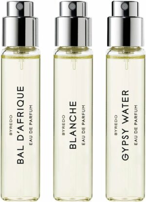 Byredo La Sélection Nomade er en luksuriøs samling af tre af husets mest populære unisex-dufte: Bal d'Afrique, Blanche og Gypsy Water. Perfekt til rejsen eller som en introduktion til Byredos unikke duftunivers, giver denne eksklusive trio mulighed for at opleve tre forskellige duftprofiler, der balancerer friskhed, sensualitet og dybde.