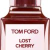 TOM FORD LOST Cherry Eau de Parfume Tom Ford Lost Cherry Eau de Parfume er en intens, sød og forførende duft, der kombinerer saftige kirsebærnoter med varme, krydrede og cremede akkorder. Denne parfume er en perfekt blanding af frugtagtig fristelse og dyb sensuel varme, hvilket gør den unik og uimodståelig.