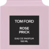 Tom Ford Rose Prick Eau de Parfume Tom Ford Rose Prick Eau de Parfum er en luksuriøs og moderne fortolkning af rosen, skabt til dem, der elsker en dristsig, krydret og sofistikeret blomsterduft. Denne parfume blander flere rosenvarianter med varme, krydrede noter, hvilket giver en intens, men elegant sammensætning, der udvikler sig smukt på huden.