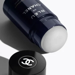 CHANEL BLEU DE CHANEL Deodorant Stick CHANEL Bleu de Chanel Deodorant Stick er en raffineret, frisk og træagtig deodorant, der tilbyder langvarig beskyttelse med den ikoniske duft af Bleu de Chanel. Den giver en frisk og sofistikeret fornemmelse, perfekt til den moderne mand, der ønsker luksus i hverdagen.