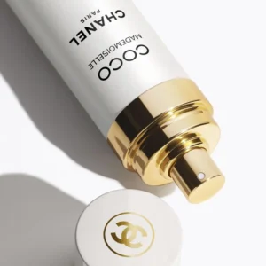 CHANEL Coco Mademoiselle Fresh Deodorant Spray er en raffineret og luksuriøs deodorant, der giver langvarig beskyttelse med den ikoniske duft af Coco Mademoiselle. Den er designet til den moderne, elegante kvinde, der ønsker en frisk, feminin og sofistikeret aura i hverdagen.