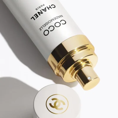 CHANEL Coco Mademoiselle Fresh Deodorant Spray er en raffineret og luksuriøs deodorant, der giver langvarig beskyttelse med den ikoniske duft af Coco Mademoiselle. Den er designet til den moderne, elegante kvinde, der ønsker en frisk, feminin og sofistikeret aura i hverdagen.